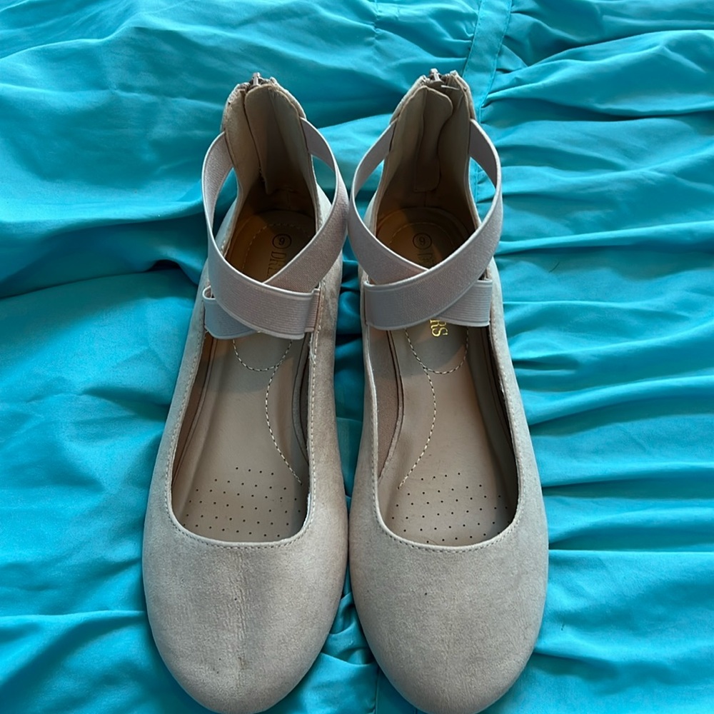 Flat dress shoes